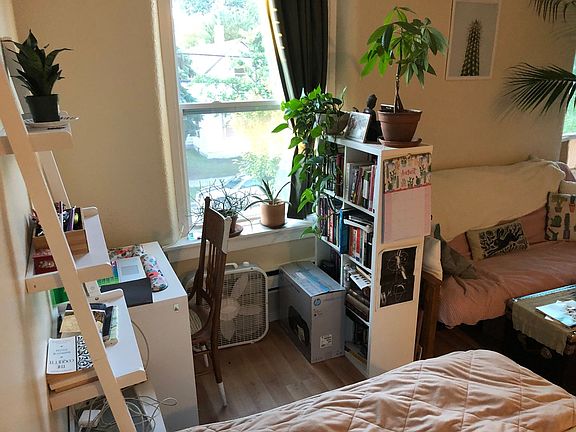 4th image of 1018 19th Ave NE APT 203