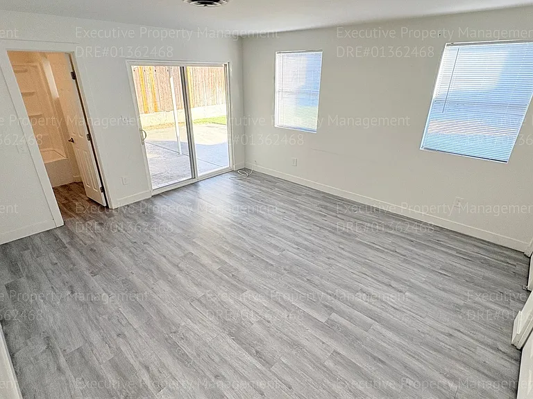2238 Lindora St — Photo 18