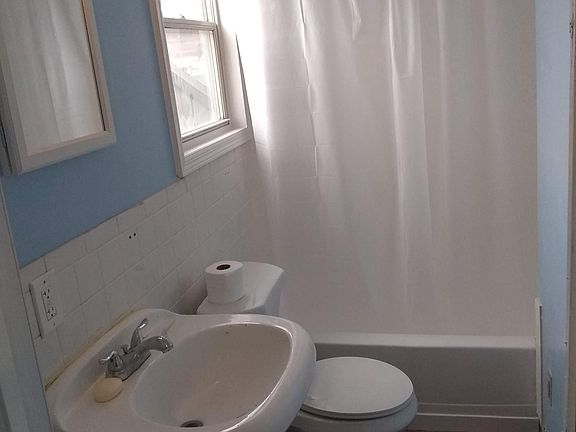 4th image of 1013 Lincoln Ave NW