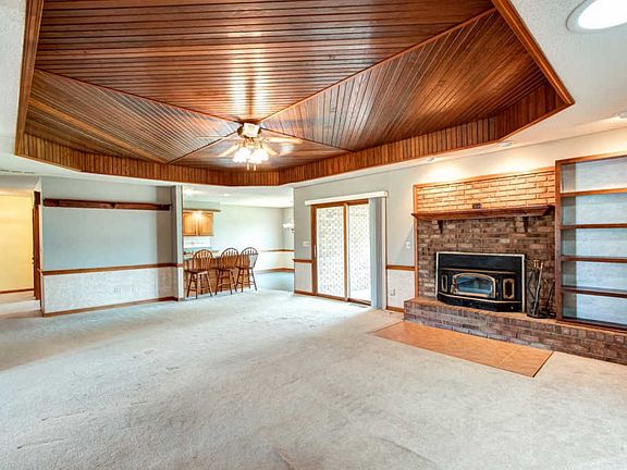3rd image of 296 S Poinsettia Dr
