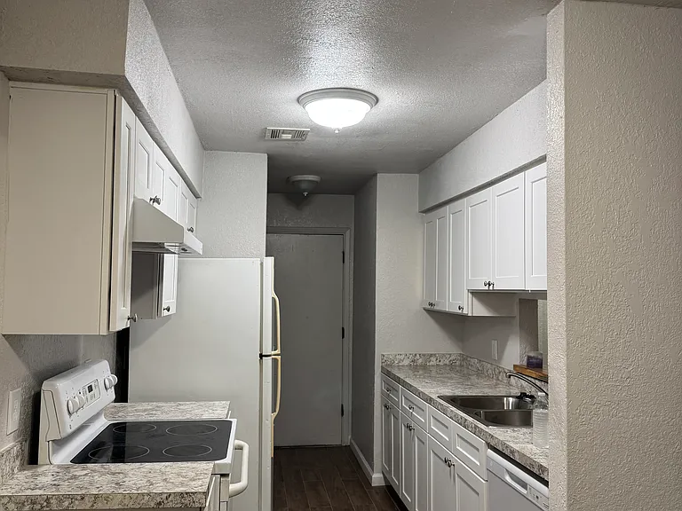 1905 S Southwest Blvd W #1905 — Photo 9