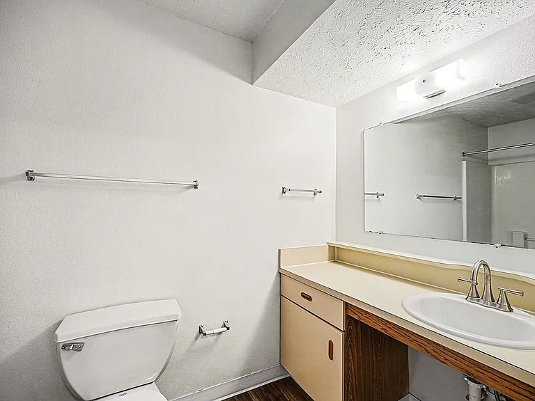Brentwood Park Apartments — Photo 16