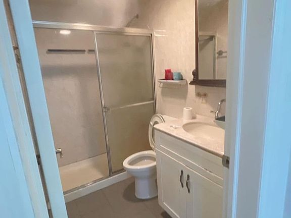 4th image of 923 Tompkins Ave Floor 1
