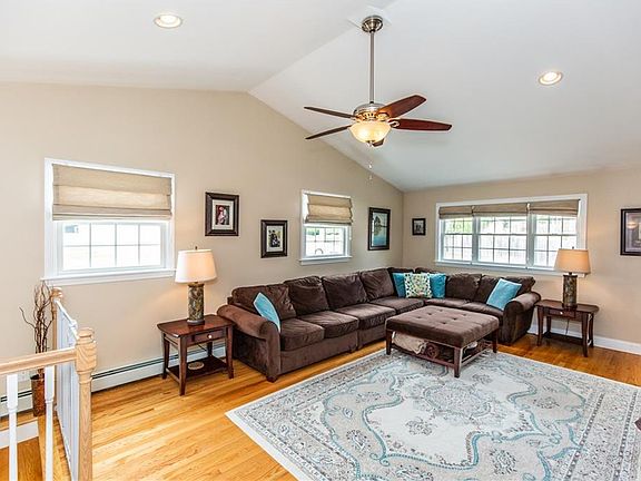 5th image of 36 Wild Berry Dr
