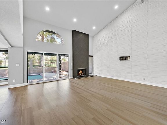 4th image of 1024 Pinehurst Dr