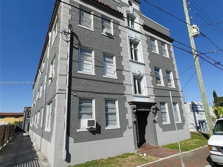 1629 SW 6th St #11 — Photo 5