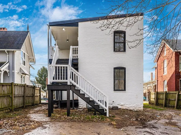 111 E 7th St — Photo 22