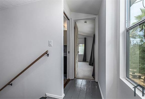 5th image of 1030 E Polk St