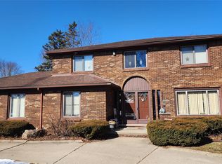 35312 Northmont Dr, Farmington Hills, MI 48331