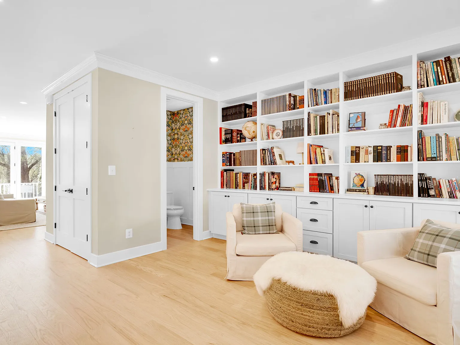 4 bed, 4.5 bath, 4000 sqft, $7,500 — Photo 4