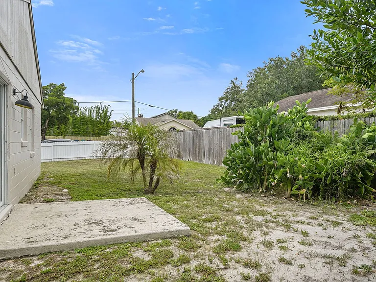 301 S Capen Ave — Photo 23