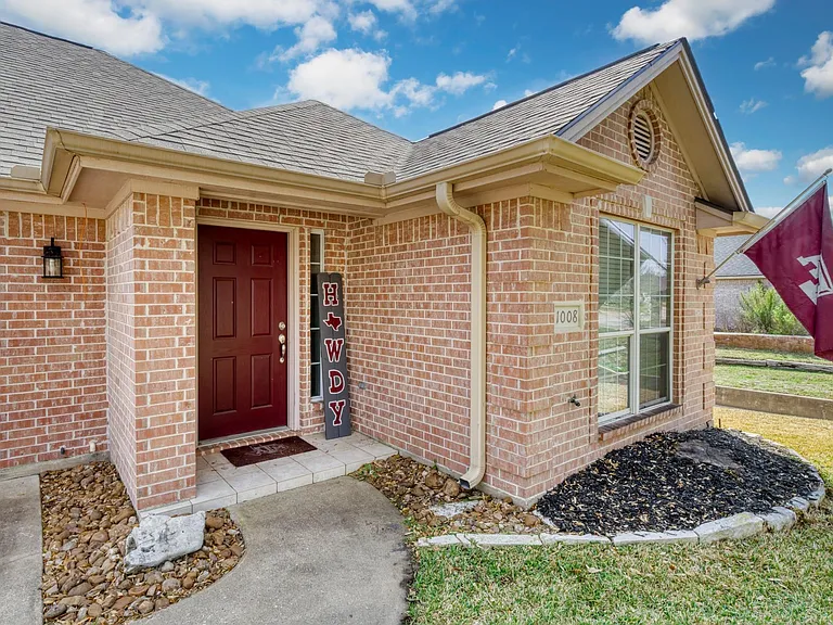 1008 Gardenia St — Photo 4