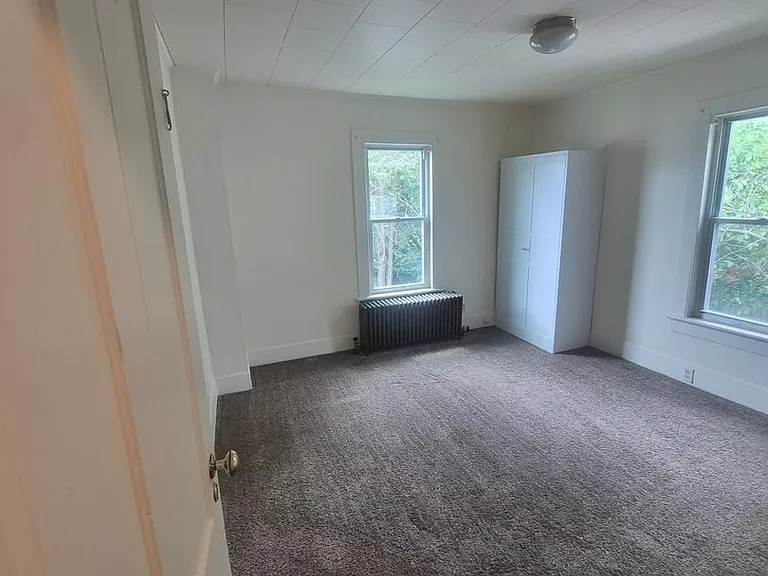 915 Sarah St — Photo 7