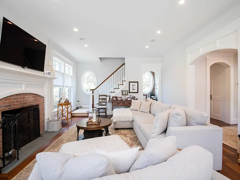 8 Cove Ave E — Photo 9