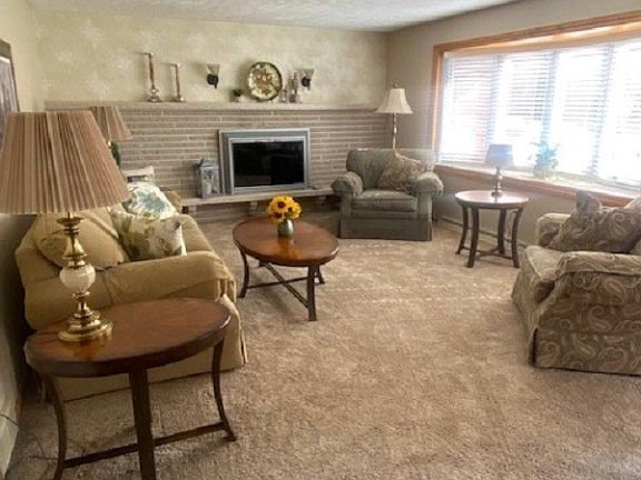 3rd image of 715 Woodview Dr NE