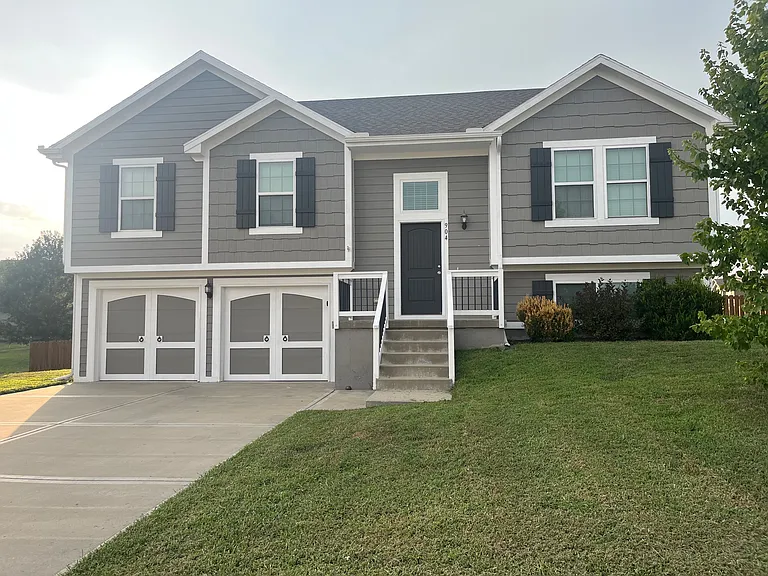 947 N Cypress Cir — Photo 2