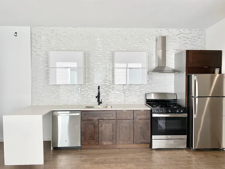 1233 N Franklin St #6 — Photo 4