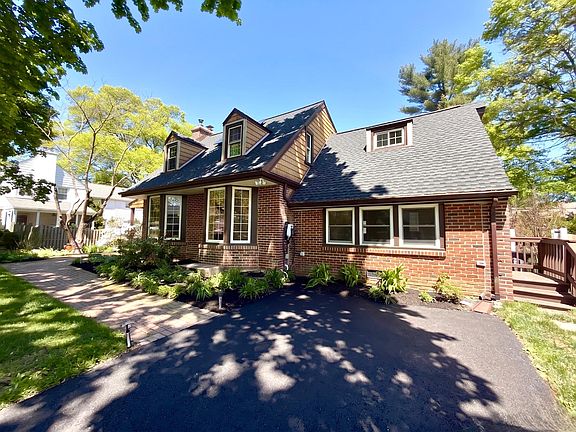 4th image of 418 E Country Club Ln