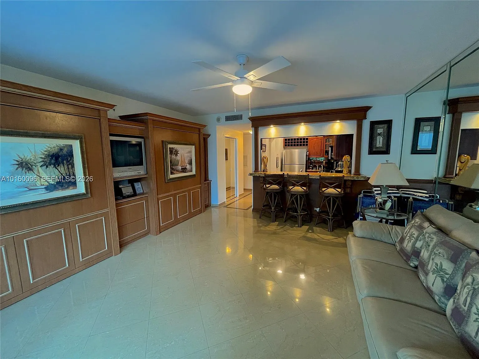 Alexander Towers Condo — Photo 4