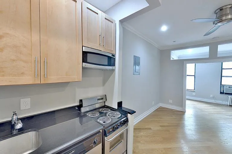 279 E 10th St #4 — Photo 5