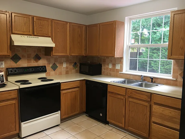 3703 Queenswood Ln — Photo 5