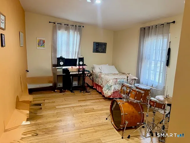 4 bed, 3.0 bath, 2851 sqft, $5,000 — Photo 2