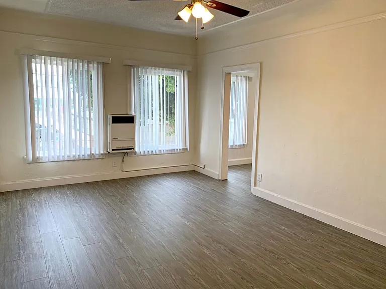 1623 N Mariposa — Photo 25