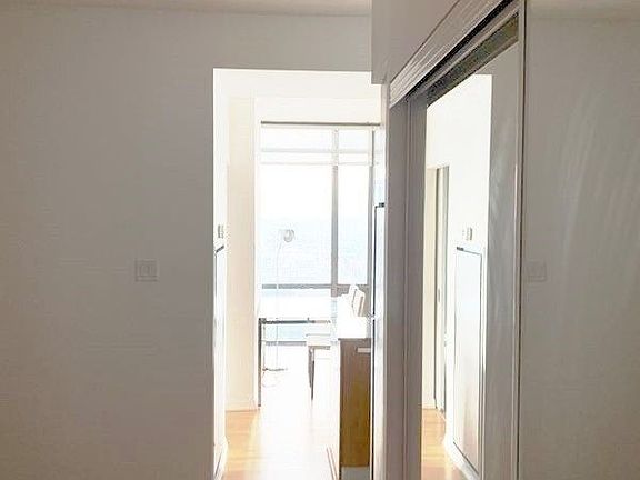 5th image of 38 Grenville St #3502