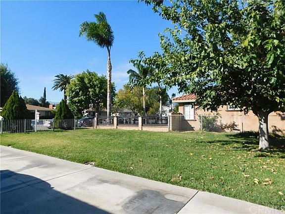 2nd image of 1889 N Pico Ave