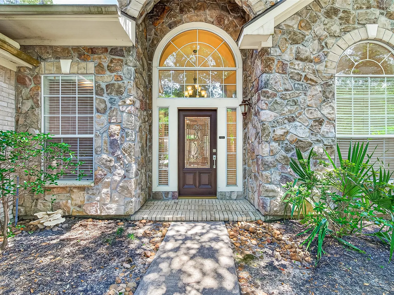 3 bed, 2.0 bath, 2624 sqft, $3,300 — Photo 3