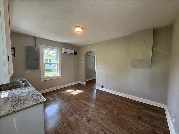 5th image of 502 E Locust St