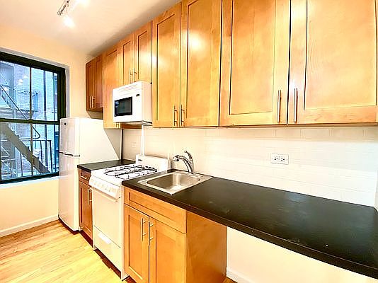 1st image of 520 E 79th St APT 1B