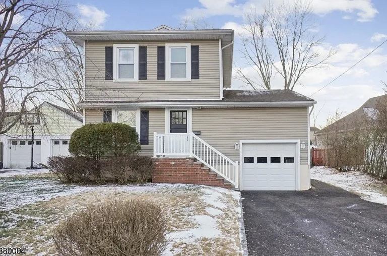 919 Brown Ave — Photo 1