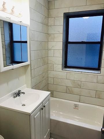 1st image of 3933 N Clarendon Ave APT 605