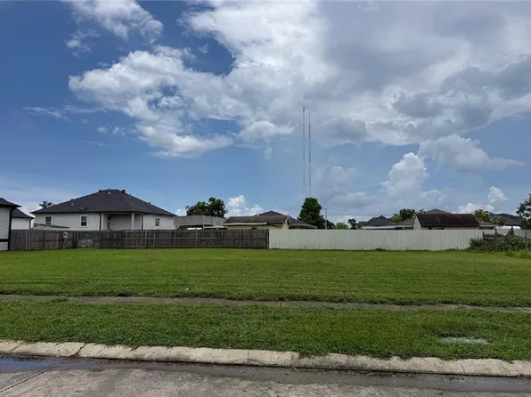 709 Ellen Dr, Chalmette, LA 70043
