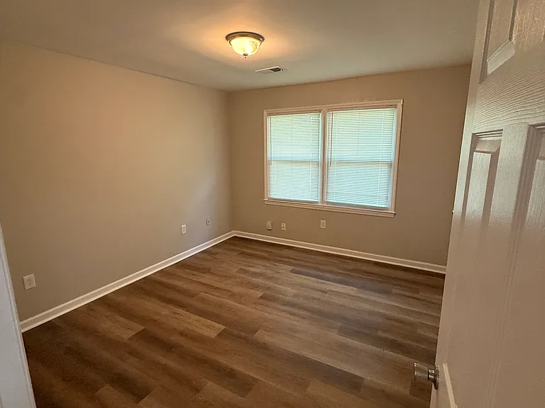 3325 Featherston Dr — Photo 6