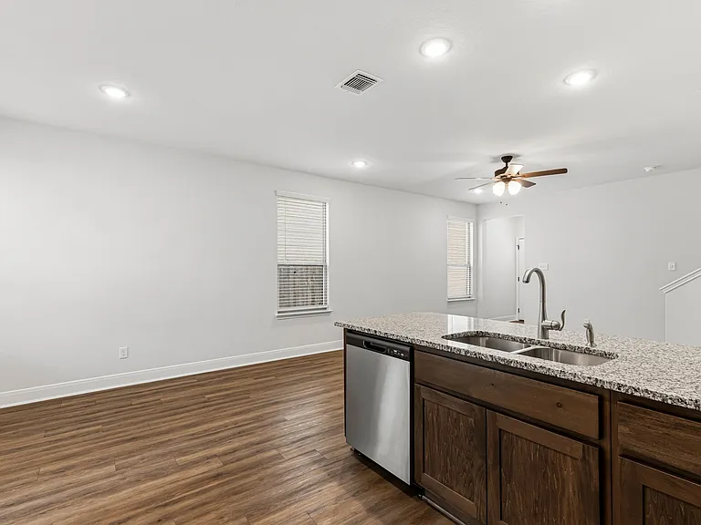 2503 Lynwood Bnd #101 — Photo 4