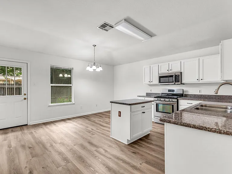 609 Golden Gate Dr — Photo 3