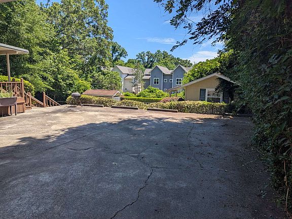 5th image of 610 W Charlton St