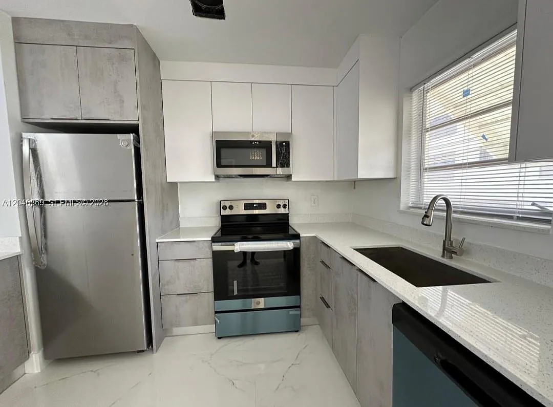 Royal Terrace Condominium — Photo 2