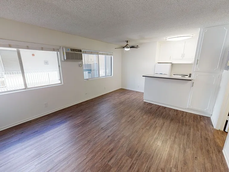 Wilshire Regency Apts. — Photo 4