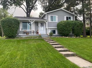 5171 Durnham Dr, Waterford, MI 48327