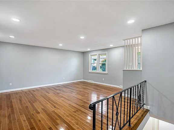 4th image of 618 Moonstone Dr