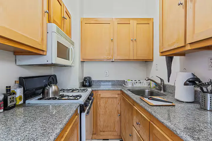 1709 University Ave — Photo 8