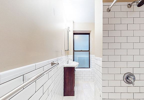 4th image of 346 E 76th St APT 7