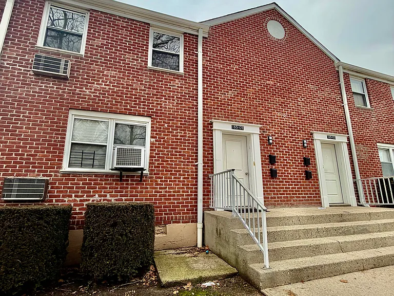 223rd Pl — Photo 1