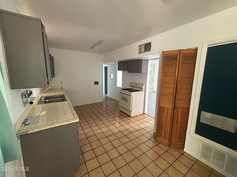 619 Alethea Park Dr — Photo 2