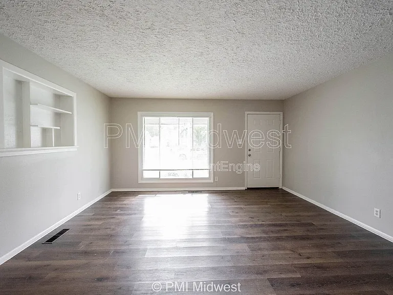 316 S Kenmore Rd — Photo 3
