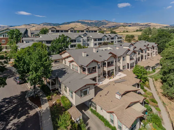 916 Mountain Meadows Cir, Ashland, OR 97520