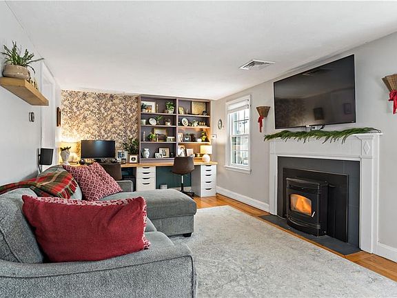 4th image of 48 Rowe Ave